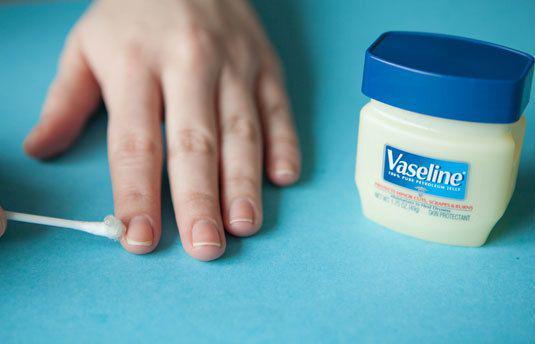 รูปภาพ:https://15districtfeaturedimagebucket.s3.amazonaws.com/82ae0_Vaseline%20around%20your%20fingernails%20to%20remove%20nail%20polish%20easily1.jpg