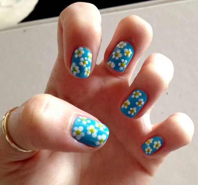 รูปภาพ:https://www.askideas.com/media/83/Blue-Base-Nails-With-White-Spring-Flowers-Nail-Art.jpg