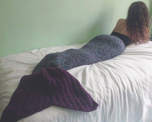 รูปภาพ:http://craft.ideas2live4.com/wp-content/uploads/sites/4/2015/12/Crocheted-Mermaid-Tail-Blankets-07.jpg
