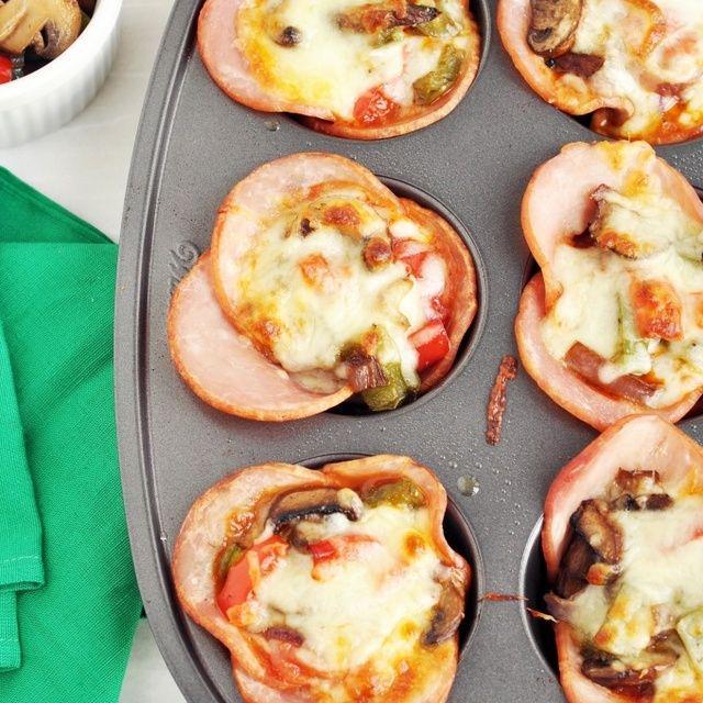 ภาพประกอบบทความ No-Crust Pizza Cups สูตรเด็ดชวนชิม พิซซ่าในถ้วยแฮม 