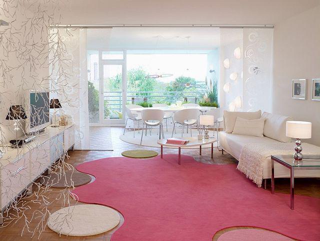 รูปภาพ:http://cdn.decoist.com/wp-content/uploads/2015/12/Quirky-rug-brings-pink-to-the-chic-modern-living-room.jpg