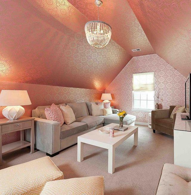 รูปภาพ:http://cdn.decoist.com/wp-content/uploads/2015/12/Family-room-with-stunning-use-of-pink-wallpaper.jpg