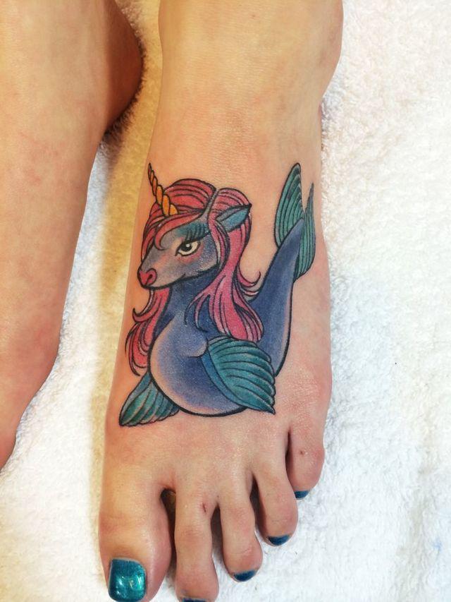รูปภาพ:http://tattoomagz.com/wp-content/uploads/2014/07/unicorn-seahorse-tattoo-on-foot.jpg