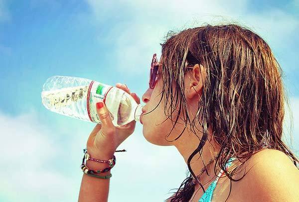 รูปภาพ:http://cdn2.stylecraze.com/wp-content/uploads/2012/04/Keep-your-body-hydrated1.jpg