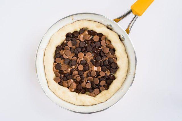 รูปภาพ:https://images.britcdn.com/wp-content/uploads/2016/08/Smores_skillet_pizza_step_3-768x512.jpg