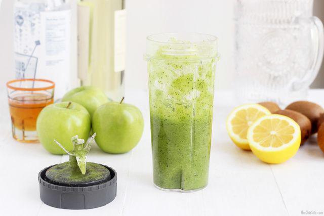 รูปภาพ:http://thechicsite.com/wp-content/uploads/2016/03/fresh-blended-cucumber-and-kiwi-juice-1024x683.jpg