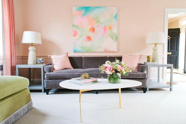 รูปภาพ:http://shoproomideas.com/wp-content/uploads/2015/12/peach-pink-pastel-living-family-room-velvet-grey-purple-violet-couch-pantone-2016-color-trends-rose-quarts-iced-coffee-buttercup-lilac-gray-how-to-decorate-with-pastels-shop-room-ideas-.jpg