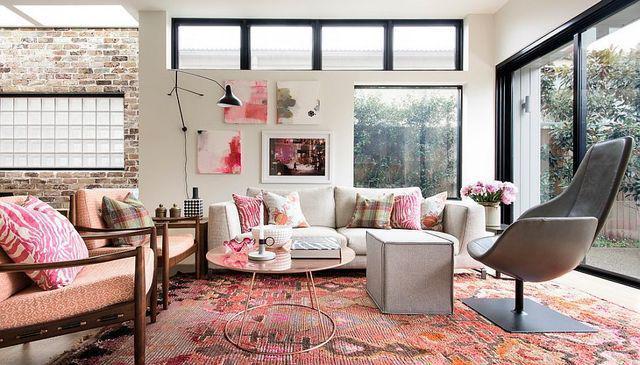 รูปภาพ:http://cdn.decoist.com/wp-content/uploads/2015/12/Who-says-pink-in-the-living-room-is-not-classy-and-refined.jpg