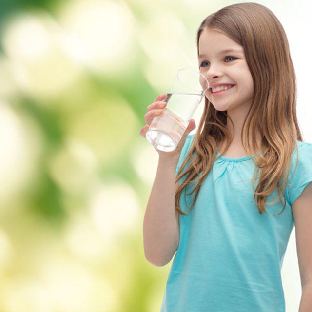 ภาพประกอบบทความ ประโยชน์จากการ 'ดื่มน้ำสองลิตรต่อวัน' สวย สุขภาพดี ผอม!