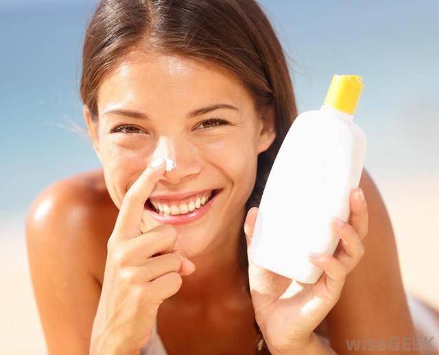 รูปภาพ:http://images.wisegeek.com/woman-smiling-holding-bottle-of-sunsreen.jpg