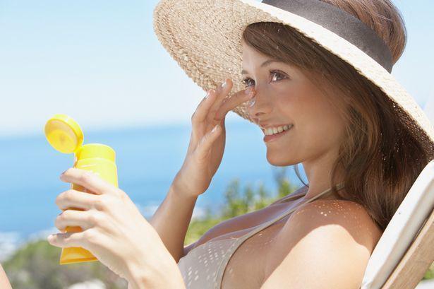 รูปภาพ:http://i3.mirror.co.uk/incoming/article5975824.ece/ALTERNATES/s615/Woman-with-straw-hat-applying-sun-block-to-face-outdoors.jpg