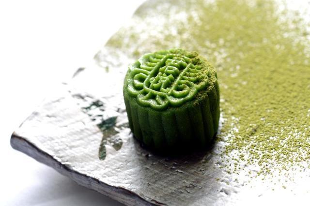 รูปภาพ:http://eatwhattonight.com/wp-content/uploads/2013/09/Green-Tea-Snowskin-Mooncake-with-Sake-Truffle.jpg