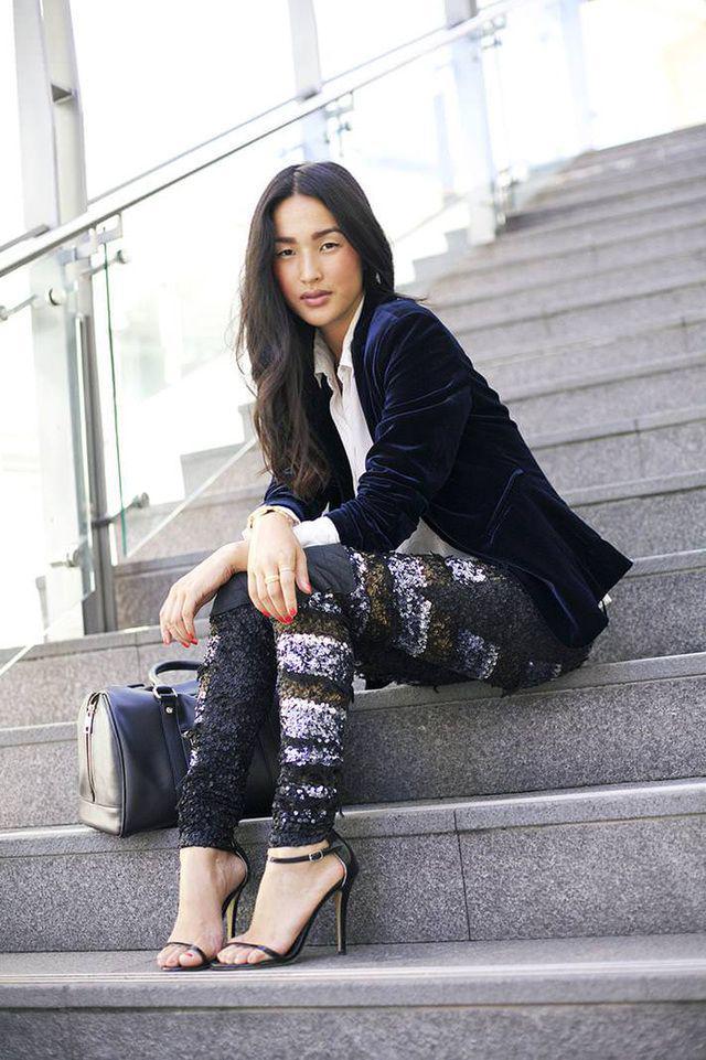 รูปภาพ:http://glamradar.com/wp-content/uploads/2016/03/8.-sequin-jeans-with-velvet-blazer.jpg