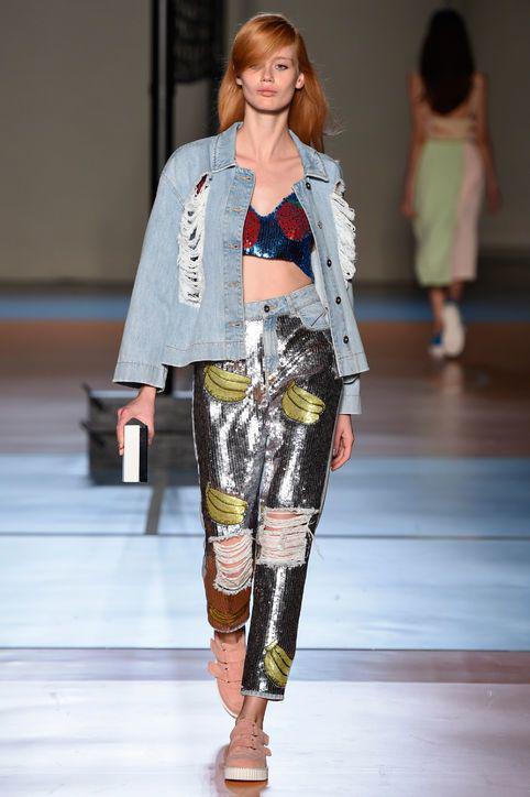 รูปภาพ:http://www.glamour.com/images/fashion/2014/10/09-au-jour-le-jour-sequined-jeans-spring-2015-h724.jpg