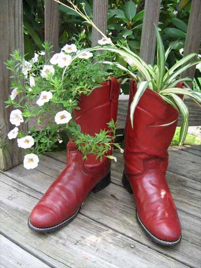 รูปภาพ:http://www.diytomake.com/wp-content/uploads/2015/12/reuse-recycle-shoes-planter-garden.jpg