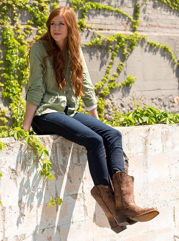 รูปภาพ:http://www.fashionstyletrends.co.uk/wp-content/uploads/2015/09/women-with-cowboy-boots-jeans.jpg