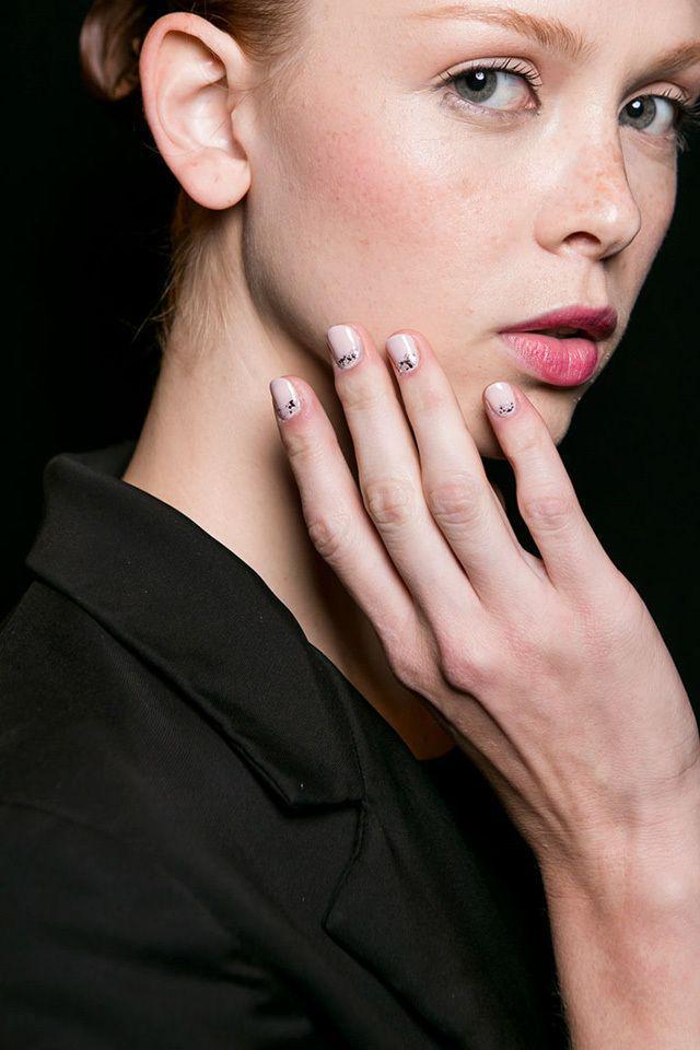 รูปภาพ:http://agirlnamedpj.com/wp-content/uploads/fall-2015-nail-art-ideas-Naeem-Khan-Spring-2016.jpg