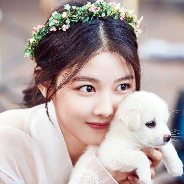 ภาพประกอบบทความ 20 แฟชั่นของสาว Kim Yoo Jung (คิมยูจอง) สาวน่ารักที่กระชากใจองค์รัชทายาท!!! 