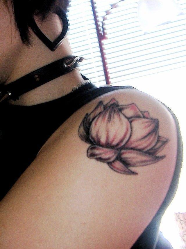 รูปภาพ:http://tattooimages.biz/images/gallery/Great_small_black-and-white_lotus_flower_tattoo_on_shoulder.jpg.pagespeed.ce.nkPgPQ-5Xf.jpg