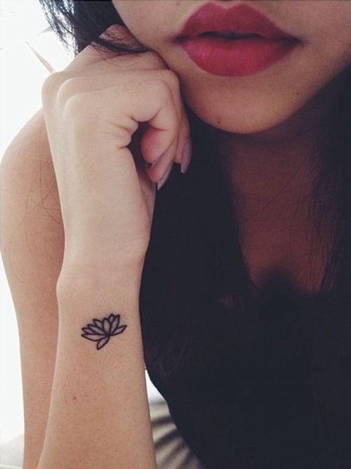 รูปภาพ:http://www.tattoochief.com/wp-content/uploads/2015/02/TC-54de2dcee3be1-Lovely-Wrist-Lotus-Flower-Tattoo-for-Women.jpg