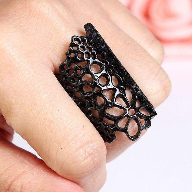 รูปภาพ:http://www.crea-diem.com/image/cache/catalog//products/jewelrywatch/womenjewelry/GoldBlackHollowOutLaceFlowerWomenOpenRingFingerRing-SKUspanitemprop203398-9-800x800.jpg