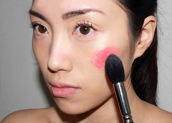 รูปภาพ:http://makeupforlife.net/wp-content/uploads/2014/03/blending-cream-blush-on-the-cheeks.jpg
