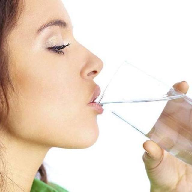 ตัวอย่าง ภาพหน้าปก:รู้ไว้ซะ! ว่าการ 'ดื่มน้ำ' ช่วยทำให้ผิวสวย