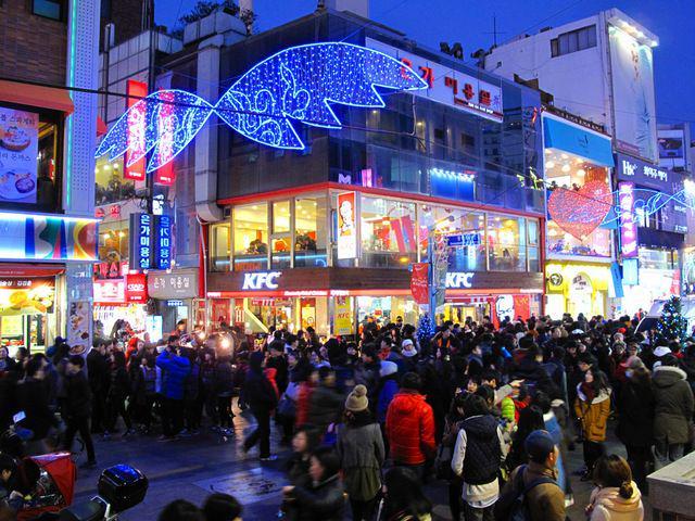 รูปภาพ:https://upload.wikimedia.org/wikipedia/commons/5/55/Nampo-Dong_Christmas_Lights_in_Busan.jpg