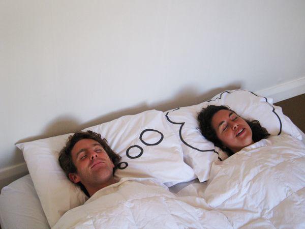 รูปภาพ:http://www.bajiroo.com/wp-content/uploads/2013/11/cute-couple-pillow-covers-pics-photos-02.jpg
