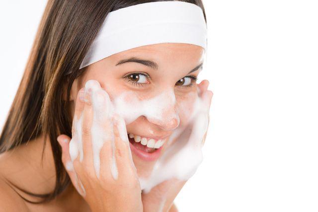 รูปภาพ:http://jhemsays.com/kitty/uploads/2014/08/best-face-wash-for-acne-sensitive-skins.jpg