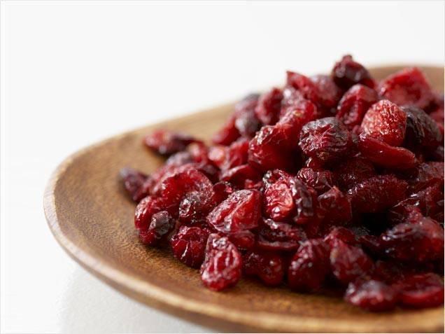 รูปภาพ:http://theheritagecook.com/wp-content/uploads/2011/03/Dried-cranberries-1.jpg