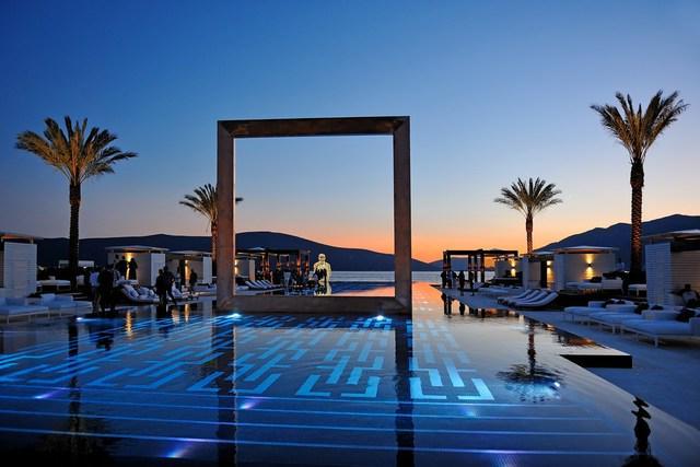 รูปภาพ:http://amazingmiamipools.com/wp-content/uploads/2015/02/Purobeach-Porto-Montenegro%E2%80%99s-pool-8.jpg