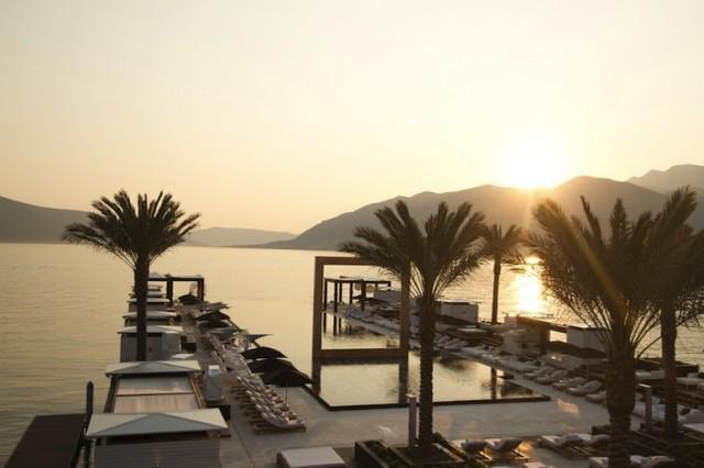 รูปภาพ:http://www.charterworld.com/news/wp-content/uploads/2012/04/Lido-Mar-pool-Purobeach-Porto-Montenegro-665x443.jpg