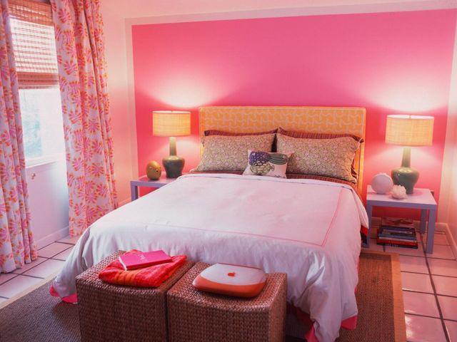 รูปภาพ:http://www.decorroomideas.com/wp-content/uploads/Dark-and-light-pink-combination-master-bedroom-paint-color.jpg