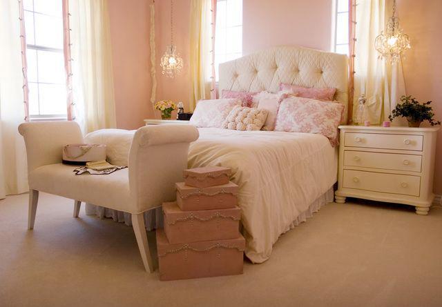 รูปภาพ:http://designingidea.com/wp-content/uploads/2015/09/elegant-pink-bedroom-with-cream-headboard-and-furniture.jpg