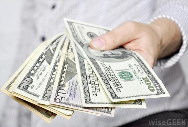 รูปภาพ:http://images.wisegeek.com/person-holding-large-amount-of-money.jpg