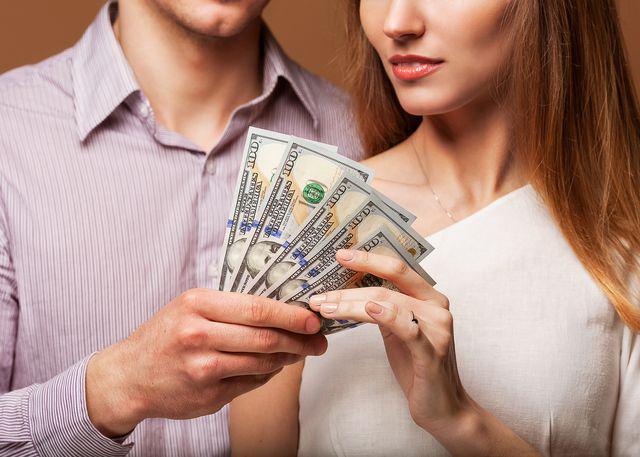 รูปภาพ:https://expertbeacon.com/sites/default/files/money_management_advice_for_couples_who_are_financial_opposites.jpg