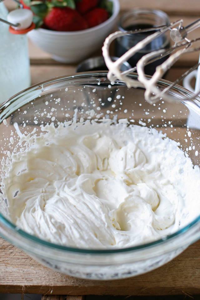 รูปภาพ:http://www.scratchmommy.com/wp-content/uploads/2015/01/homemade-whipped-cream4.jpg