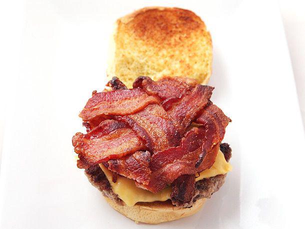 รูปภาพ:http://aht.seriouseats.com/images/2013/07/20130723-bacon-weave-food-lab-burger-5.jpg