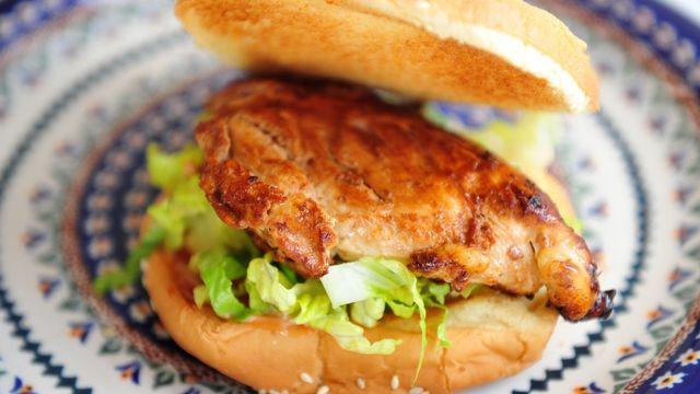 รูปภาพ:http://www.wikihow.com/images/6/68/Make-a-Chicken-Burger-Step-6.jpg