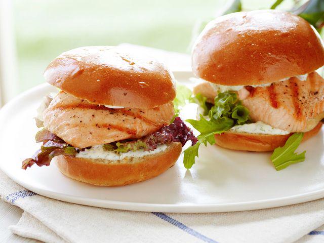 รูปภาพ:http://foodnetwork.sndimg.com/content/dam/images/food/fullset/2014/4/3/1/Ina-Garten_Grilled-Salmon-Sandwiches_s4x3.jpg