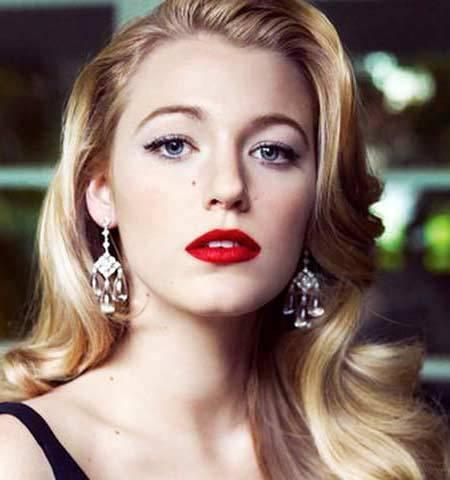 รูปภาพ:http://www.stylemethrifty.com/wp-content/uploads/2013/12/blake-lively-red-lipstick.jpg