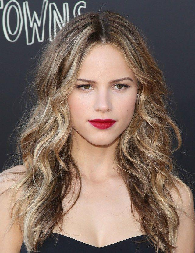 รูปภาพ:http://media.glamour.com/photos/5695a67f16d0dc3747ed1299/master/pass/beauty-2015-07-halston-sage-paper-towns-red-lipstick-main.jpg