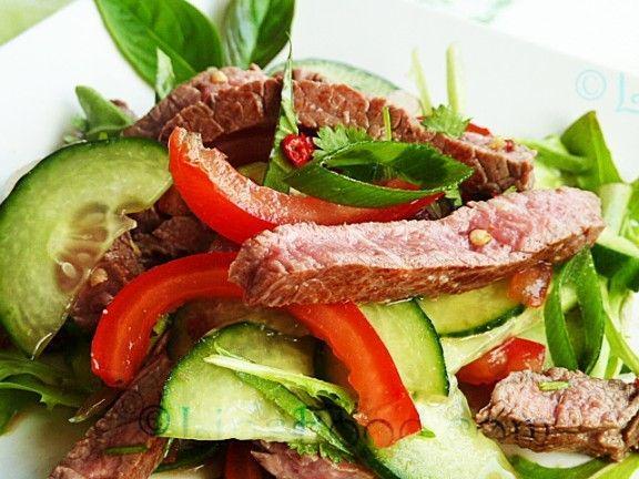 รูปภาพ:http://linsfood.com/wp-content/uploads/2013/09/thai-beef-salad1-576x432.jpg