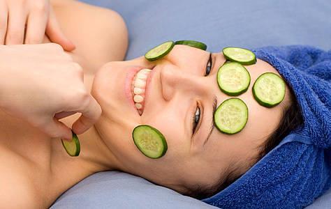 รูปภาพ:https://minnieskincare.files.wordpress.com/2013/08/cucumber_slices_woman_face.jpg