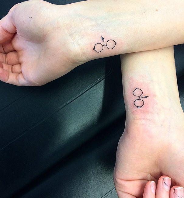 รูปภาพ:http://static.boredpanda.com/blog/wp-content/uploads/2016/09/best-friend-tattoo-ideas-77-57e91d144c40d__605.jpg