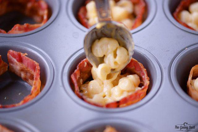 รูปภาพ:http://www.thegunnysack.com/wp-content/uploads/2015/12/Mac-and-cheese-bacon-cups.jpg