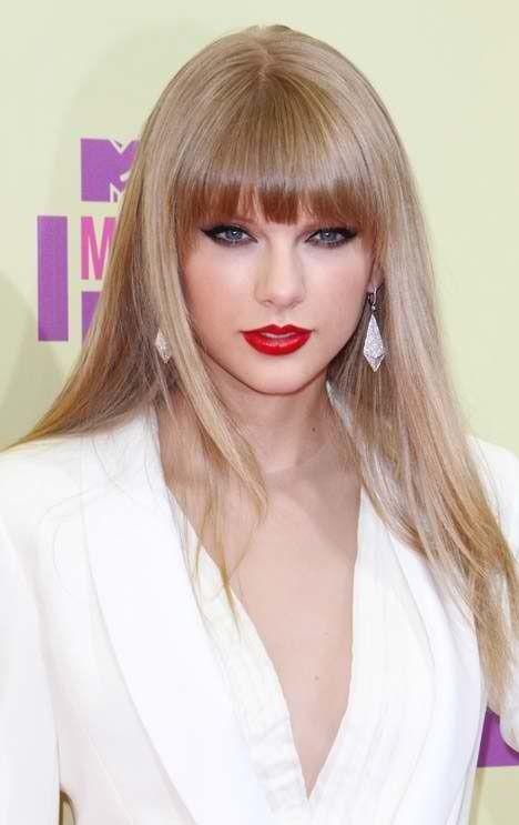 รูปภาพ:http://womandot.com/wp-content/uploads/2015/02/Taylor-Swift-Hairstyles-With-Bnags-Fashion.jpg