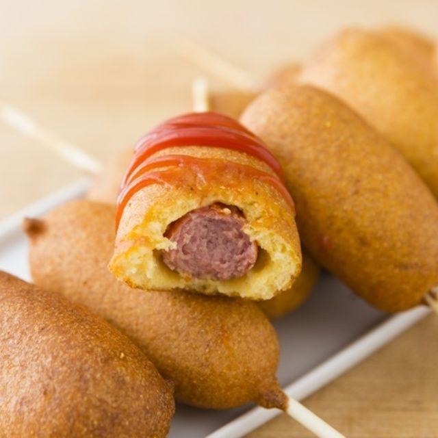 ตัวอย่าง ภาพหน้าปก:'Mini Corn Dogs' ไส้กรอกชุบแป้งทอด ของว่างแสนอร่อย กินไม้เดียวไม่พอแน่นอน