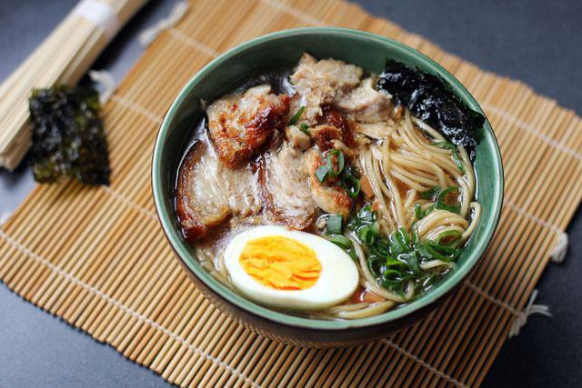 รูปภาพ:http://i2.wp.com/angsarap.net/wp-content/uploads/2014/09/Shoyu-Ramen-Wide.jpg